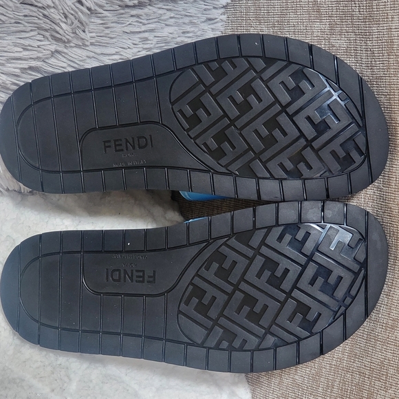 Fendi Diagonal Slides
BrownFF jacquard leather slides - Picture 3 of 10